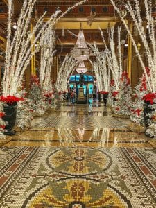 1-Day New Orleans Itinerary Roosevelt Hotel Christmas Lights