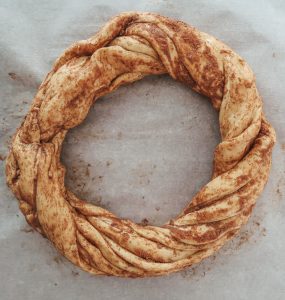 creating a circle with the cinnmamon rolls